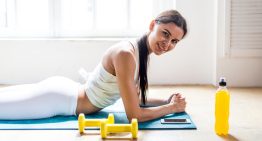 Patri Fit Model, experta en fitness: «Las rodillas tienen que formar un ángulo de 90 grados para que el puente de caderas sea eficaz»