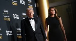 Cuando no sepas qué ponerte, haz como Melania Trump tirando de sobriedad para encontrar el vestido más acertado en cualquier ocasión