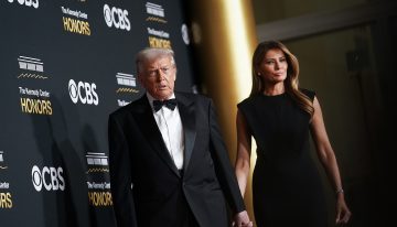 Cuando no sepas qué ponerte, haz como Melania Trump tirando de sobriedad para encontrar el vestido más acertado en cualquier ocasión