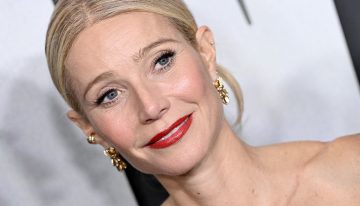 Mucho se comenta el look coordinado de Timothée Chalamet y Kylie Jenner y poco se habla de Gwyneth Paltrow, con canas y labios rojos, la más elegante del estreno de 'Marty Supreme'