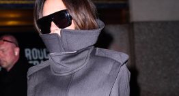El abrigo incógnito de Victoria Beckham nos gusta por encima de todos los de su armario por su color, silueta y cuello multiposición