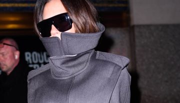 El abrigo incógnito de Victoria Beckham nos gusta por encima de todos los de su armario por su color, silueta y cuello multiposición