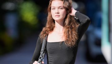 Juan Leal, peluquero extremeño: «Para evitar el encrespamiento con el secador, usa aire frío al terminar porque ese golpe final sella el peinado, fija el color y te da brillo al cabello»