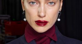 Roberto Siguero, maquillador: «Si quieres prolongar el efecto jugoso de tus labios, primero perfílalo con un tono natural y después aplica un tono cereza y fíjalo con polvos sueltos y gloss»