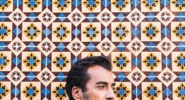 Hugo Gonçalves, escritor portugués, autor de 'Revolución': «Hoy la gente pasa muchas horas en redes sociales opinando, atacando, discutiendo. Eso también es política»