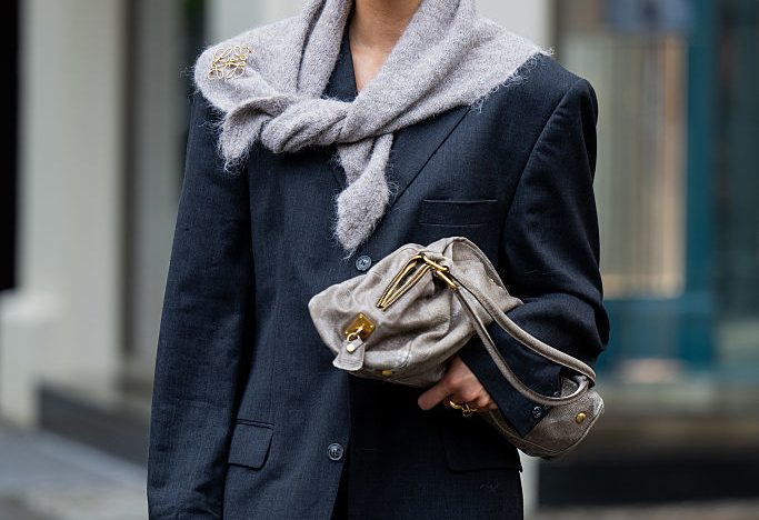 ¿Por qué todo el mundo en la moda ha cambiado su bufanda de lana por este trocito de cashmere?