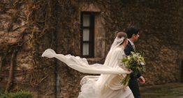 La novia del vestido plisado que parece sacado de los años 20