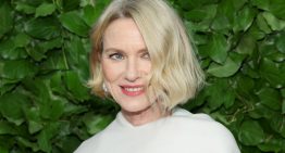 Pedro Moreno, peluquero: «Para evitar el encrespamiento en el pelo con canas, acaba el lavado con agua fría para cerrar la cutícula y sécalo en dirección a la fibra, no hacia arriba»