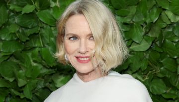 Pedro Moreno, peluquero: «Para evitar el encrespamiento en el pelo con canas, acaba el lavado con agua fría para cerrar la cutícula y sécalo en dirección a la fibra, no hacia arriba»