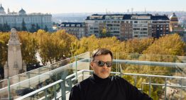 François Ozon, director de El extranjero: «Muchos adolescentes me dicen que se identifican con el protagonista de la película, el indolente Meursault. Da un poco de miedo, ¿no?»