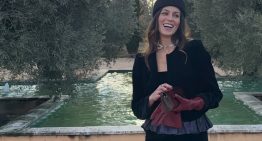 La invitada más elegante del fin de semana solucionó su look con vestido y accesorios vintage en una boda de invierno en Madrid