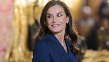 La prenda inesperada que elevará tus looks de Navidad la ha llevado la reina Letizia (y en Zara hay una versión ideal)