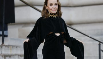 Qué hace Philippine Leroy-Beaulieu, Sylvie de ‘Emily in Paris’, para tener esa piel jugosa a los 62 años