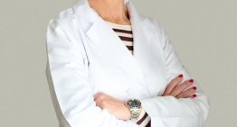 Doctora Mar Mira, médico estético: «Frotar en exceso al limpiar el rostro puede provocar inflamación y dermatitis porque la barrera cutánea se va dañando»