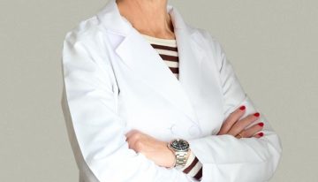 Doctora Mar Mira, médico estético: «Frotar en exceso al limpiar el rostro puede provocar inflamación y dermatitis porque la barrera cutánea se va dañando»