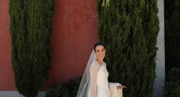 La novia del vestido minimalista y desmontable en color marfil que encargó en uno de los ateliers preferidos por las madrileñas