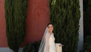 La novia del vestido minimalista y desmontable en color marfil que encargó en uno de los ateliers preferidos por las madrileñas