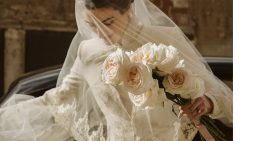 La novia de invierno que triunfó con su abrigo de inspiración india y su ramo de rosas