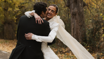 La novia que desafió el frío con vestido palabra de honor, chaqueta bordada y capa de ganchillo