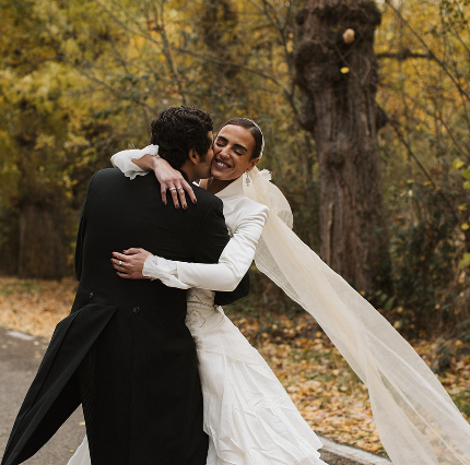 La novia que desafió el frío con vestido palabra de honor, chaqueta bordada y capa de ganchillo