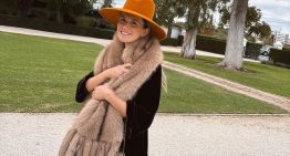 La invitada más elegante del fin de semana consigue un look 10 con un dos piezas de terciopelo y accesorios de Zara