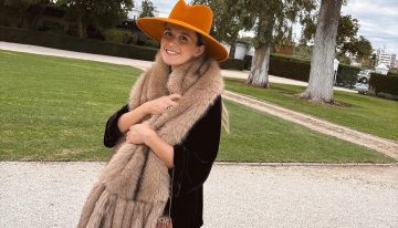 La invitada más elegante del fin de semana consigue un look 10 con un dos piezas de terciopelo y accesorios de Zara