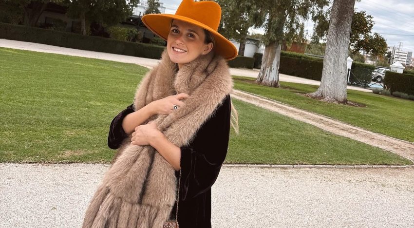 La invitada más elegante del fin de semana consigue un look 10 con un dos piezas de terciopelo y accesorios de Zara