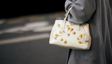 Qué debe contener el bolso analógico que recomienden los mayores expertos en neurociencia y felicidad para evitar caer en el scrolling infinito