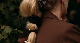 Los 3 peinados que más veremos en 2026 son fáciles de hacer y quedan genial: trenzas bajas, coletas despeinadas y pasadores vintage
