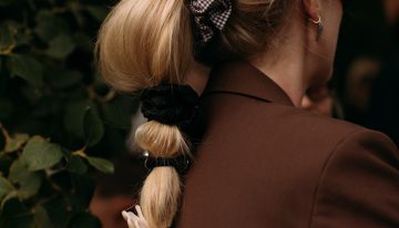 Los 3 peinados que más veremos en 2026 son fáciles de hacer y quedan genial: trenzas bajas, coletas despeinadas y pasadores vintage
