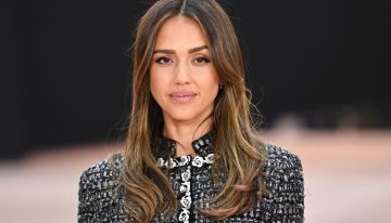 Pedro Moreno, peluquero: «Cortando las puntas cada dos meses evitas que se abran y que el cabello pierda fuerza desde abajo. Si esperas a que el pelo te lo pida, ya vas tarde»