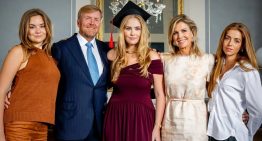 Amalia de Holanda felicita la Navidad con un vestido de una firma española que también han llevado la reina Letizia, Leonor y Sofía