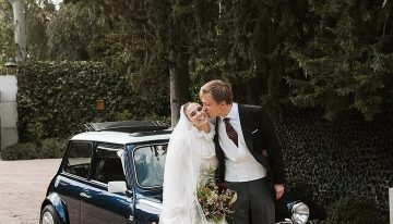 La novia romántica que se casó con el vestido más clásico y un detalle muy tendencia: el cuello lechuguilla