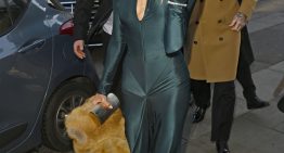 El elegante look de invitada de Victoria Beckham en la exclusiva boda de la hija del chef Gordon Ramsay