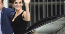 El día que Letizia se puso el vestido más espectacular: con transparencias, doble escote y muy corto, y nos inspiró para esta Nochevieja