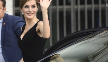 El día que Letizia se puso el vestido más espectacular: con transparencias, doble escote y muy corto, y nos inspiró para esta Nochevieja