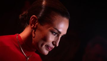 El moño de bailarina de Nieves Álvarez es el epítome de la elegancia y el peinado ideal para Fin de Año