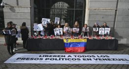 Venezolanos recrean mesa de Navidad para mostrar el vacío que dejan los presos políticos