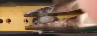 Los vídeos limpiando puertos de iPhone y AirPods con cera se han hecho virales. Y es un método peligroso