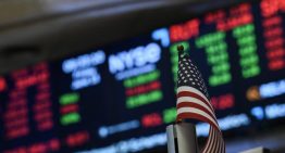 Wall Street inicia la semana con pérdidas moderadas; mercado se alista para datos clave