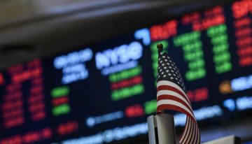 Wall Street inicia la semana con pérdidas moderadas; mercado se alista para datos clave