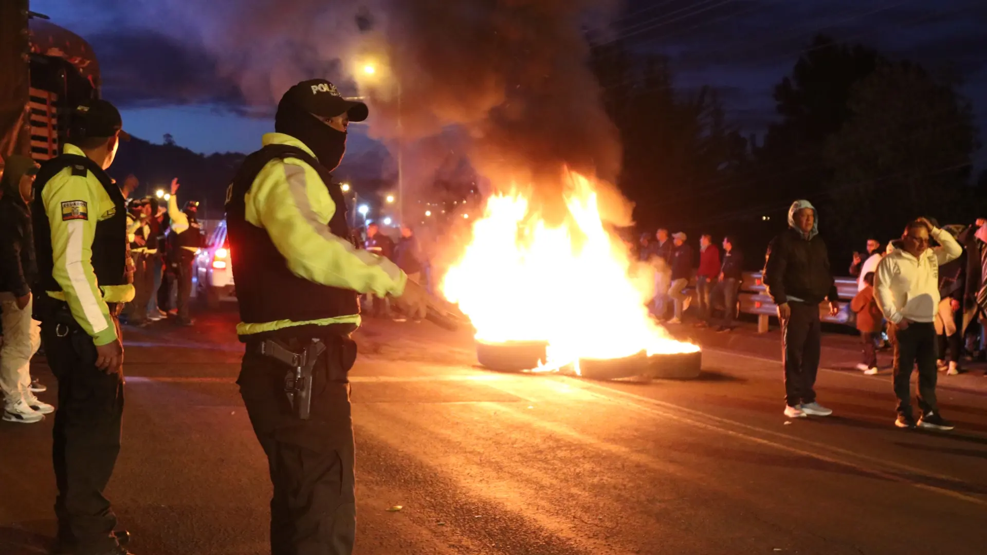 Hallan cinco cuerpos calcinados en una zona costera de Ecuador