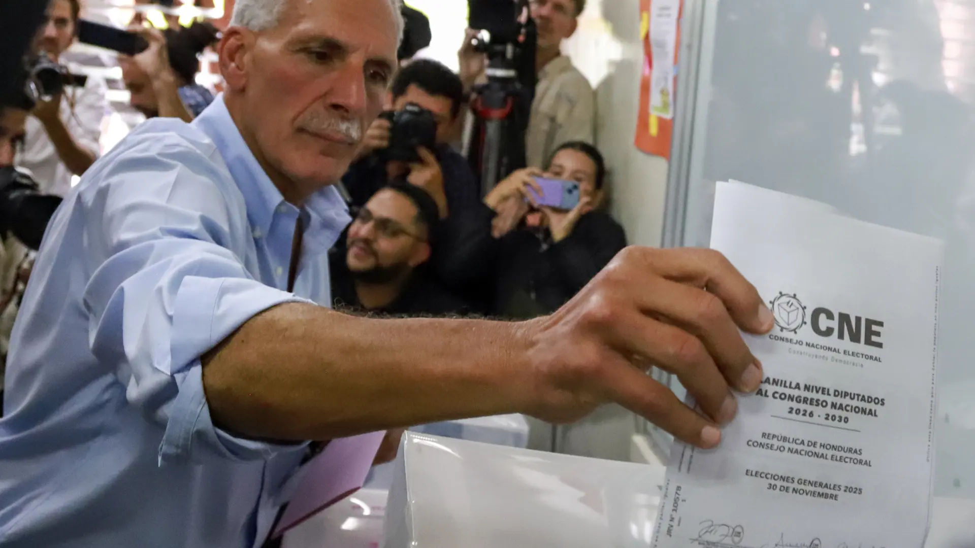 Honduras reanuda el escrutinio de sus elecciones con el candidato nacionalista Asfura, apoyado por Trump, a la cabeza