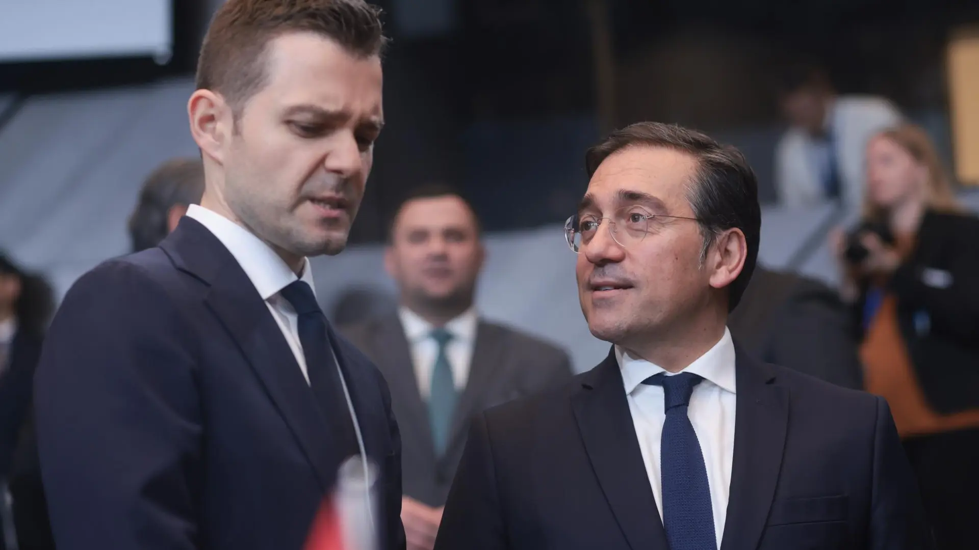 España pide usar los fondos rusos congelados para ayudar a Ucrania pese al bloqueo de Bélgica e Italia: «Es la mejor opción»