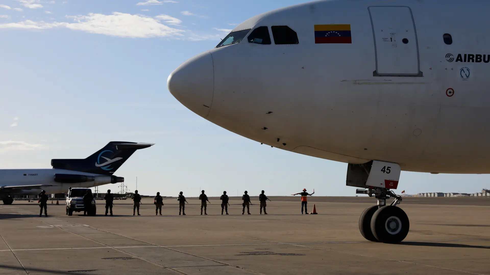 Aterriza en Venezuela un avión con 304 migrantes repatriados desde México