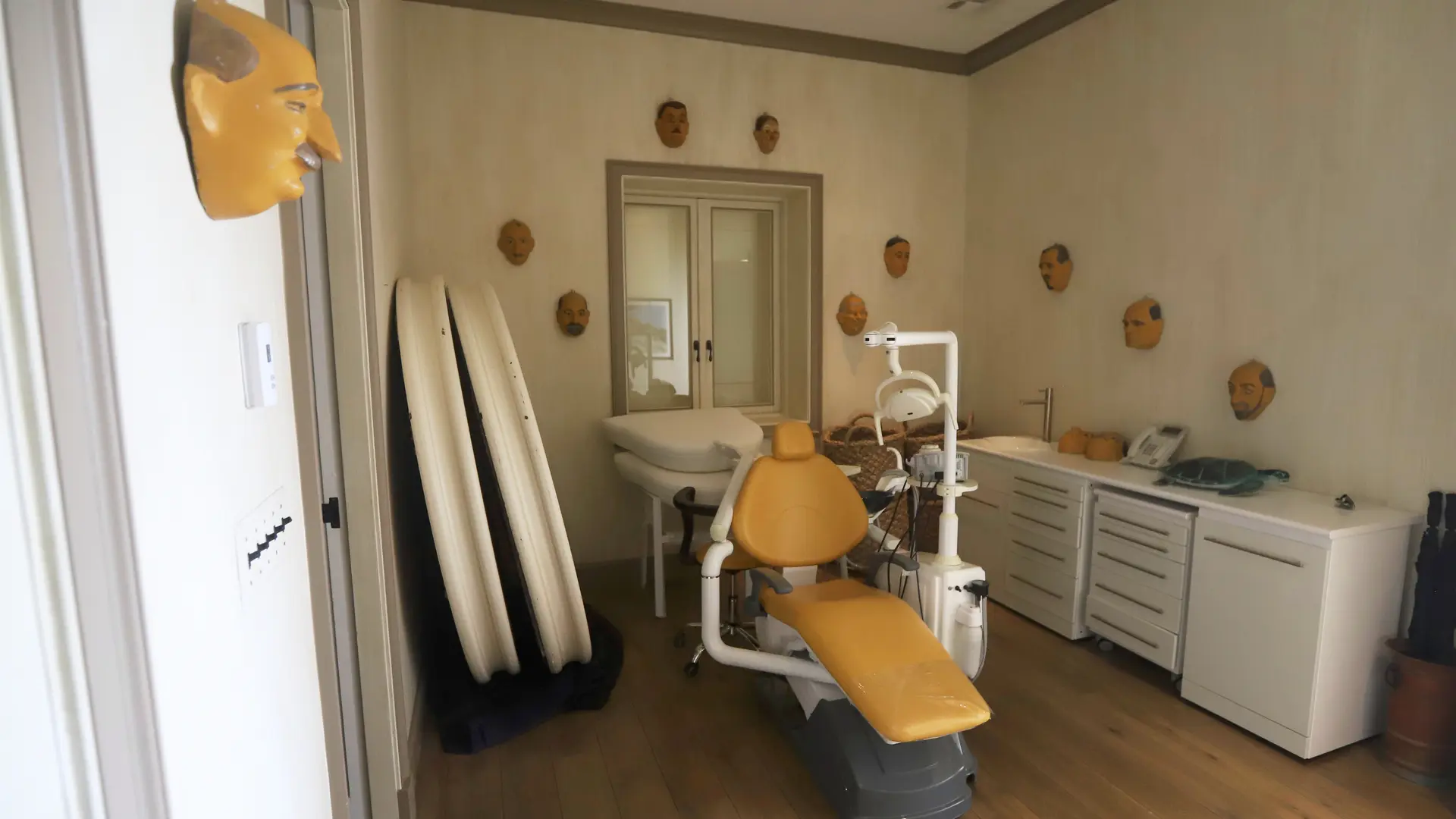 Un sillón dental, máscaras en las paredes… Salen a la luz nuevas imágenes de la 'isla de los pedófilos', propiedad de Jeffrey Epstein