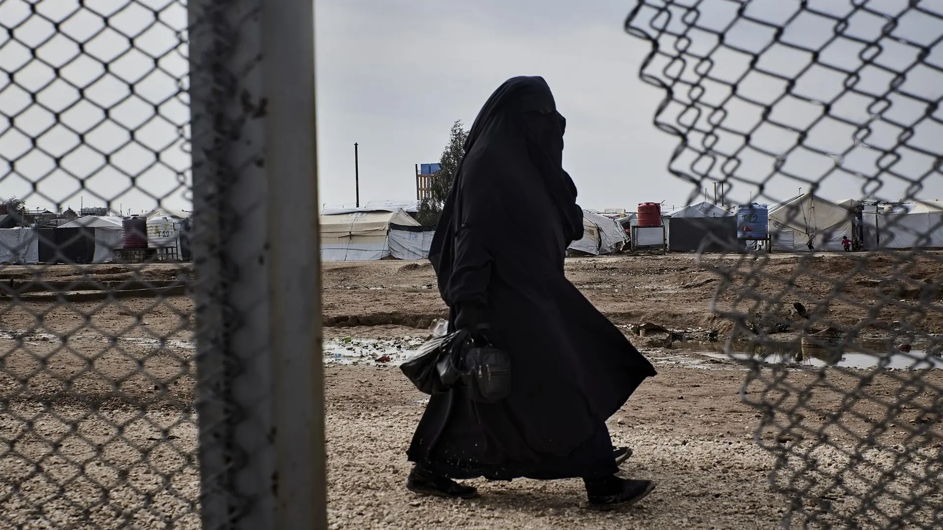 España repatría a una mujer y un niño de un campo de desplazados en Siria en el que hay familias de miembros del Estado Islámico