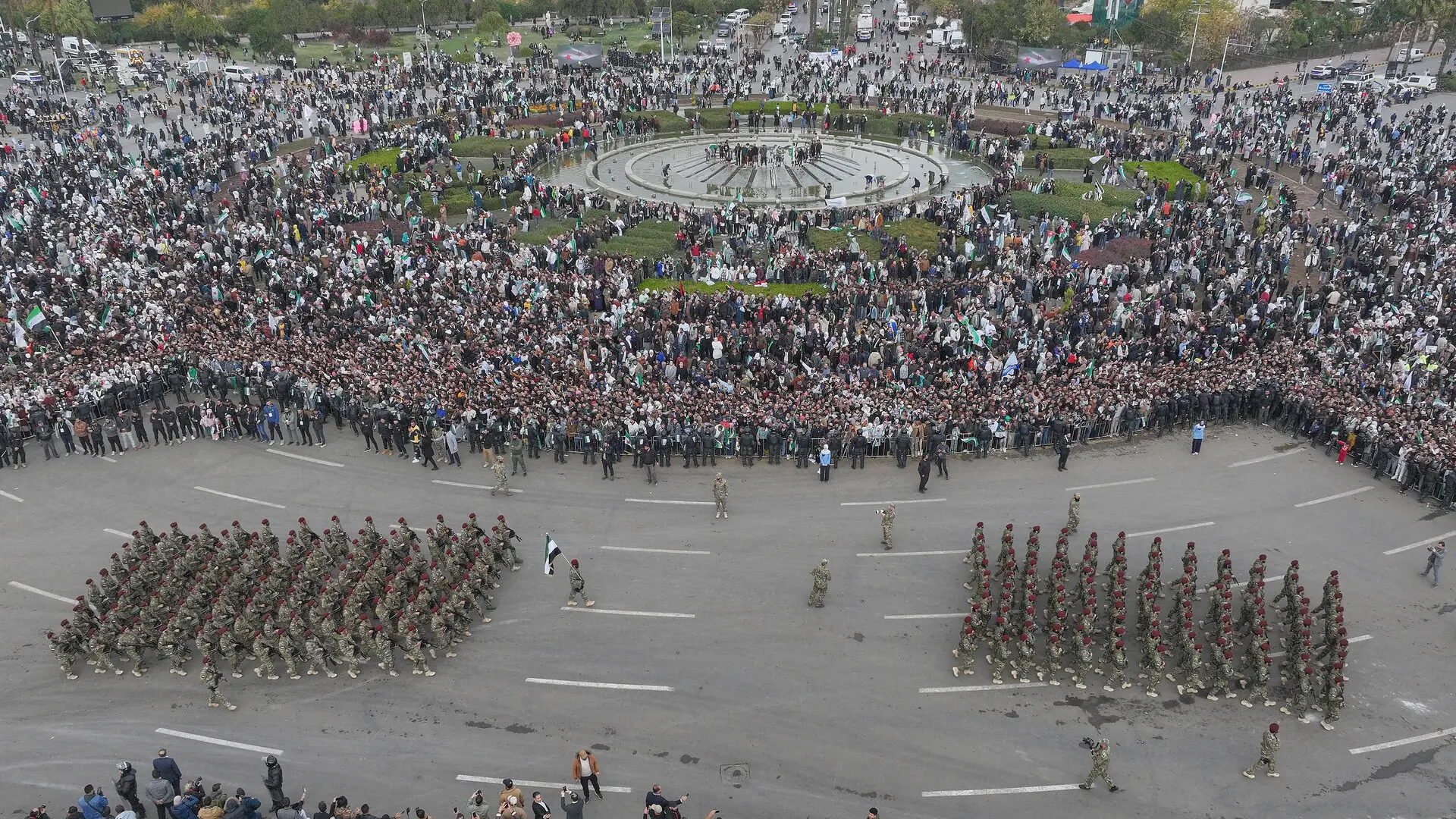 Regreso de exiliados, tensiones con Israel, una reconstrucción urgente… Siria busca levantarse a un año de la caída de Al Asad