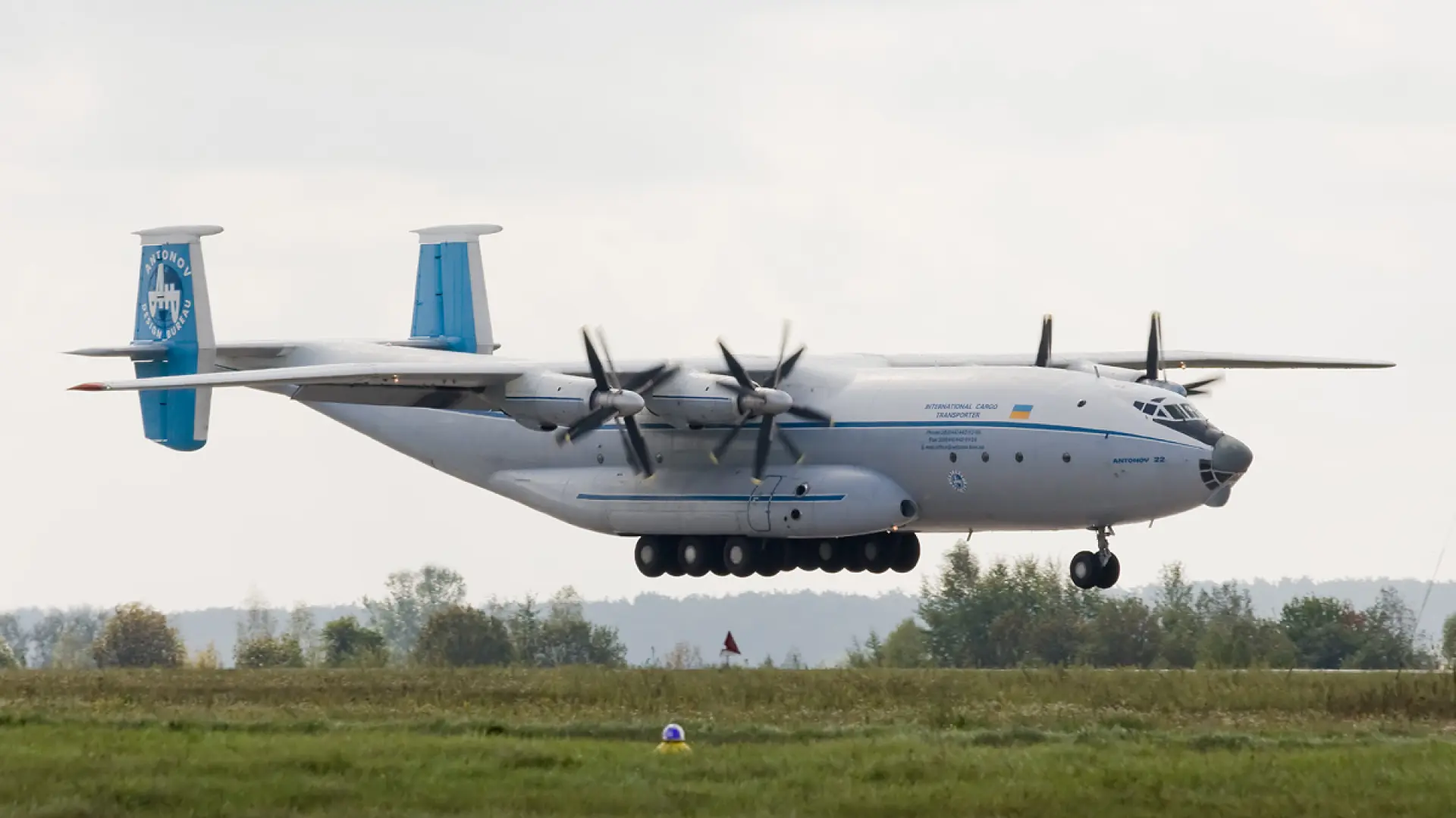 Accidente aéreo en Rusia: un avión militar se estrella en un embalse y deja siete muertos