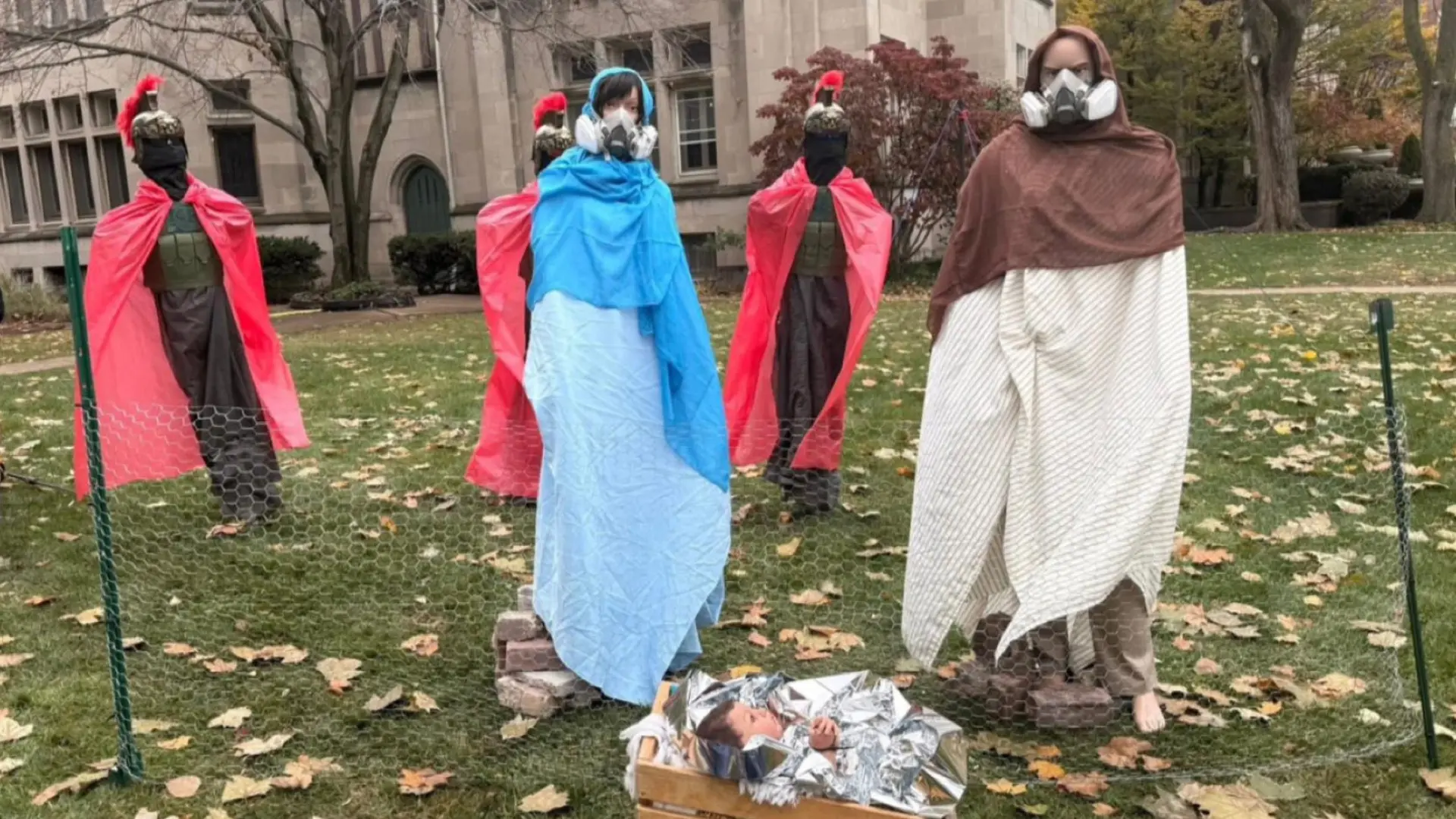 Un polémico portal de Belén en Chicago muestra al Niño Jesús esposado en referencia a las políticas migratorias de Trump